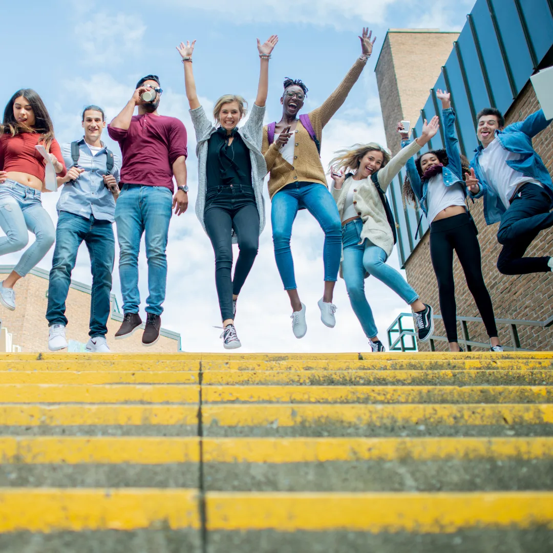 Étudiant bénéficiant des avantages des études à l’étranger pour sa carrière professionnelle.