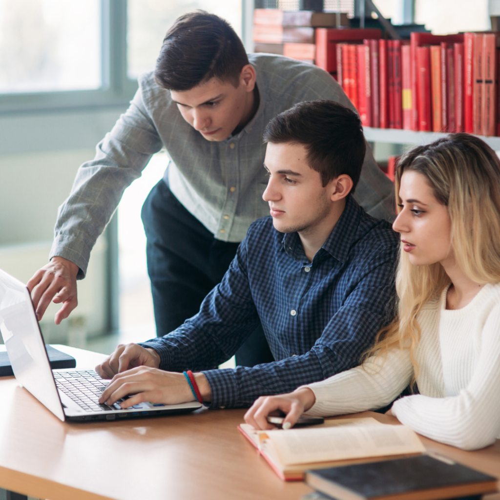 Étudiants préparant leur dossier universitaire avec ORIENT ME