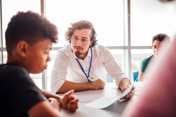 Étudiant marocain explorant les options d’orientation scolaire avec un conseiller.